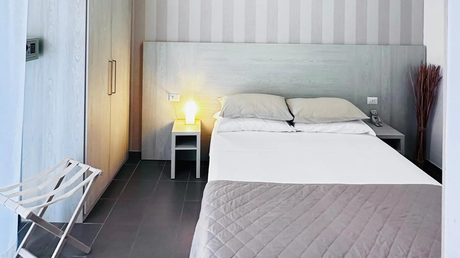 Hotel Villa Perazzini Rimini 2*,
